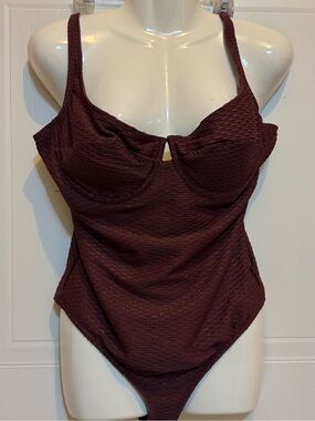 S3Swim Sz L Burgundy One PC Swimsuit W/Gold Metallic Threads VGUC😊